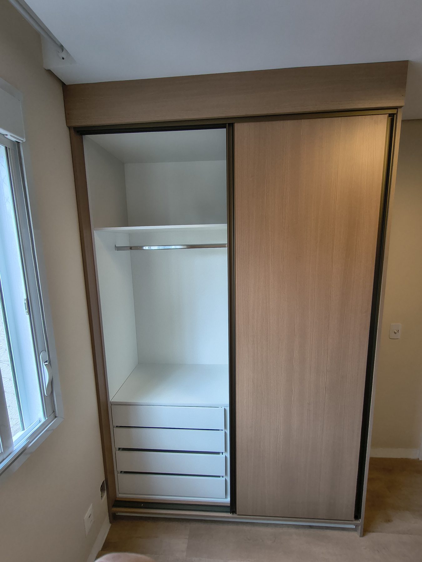 Guarda-Roupa Amadeirado com Portas de Correr, Dormitórios por Aluma Planejados