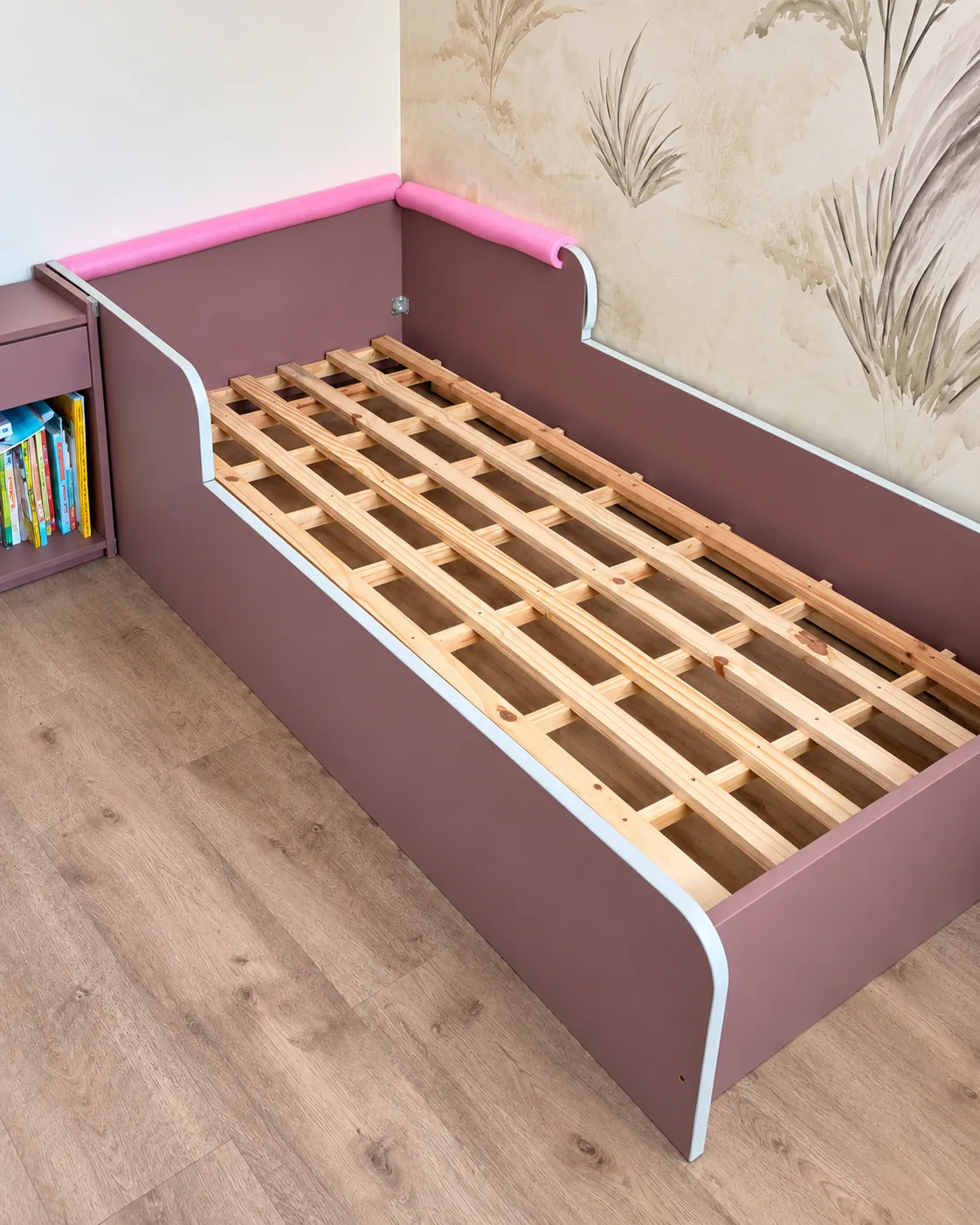 Cama Montessoriana malva com estrado aparente