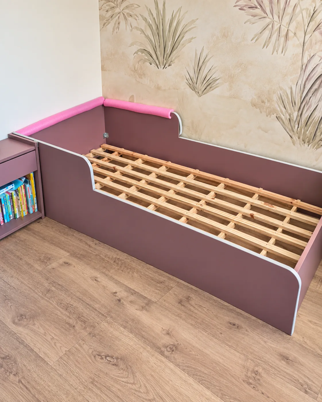 Cama Montessoriana malva com ripas de pinho