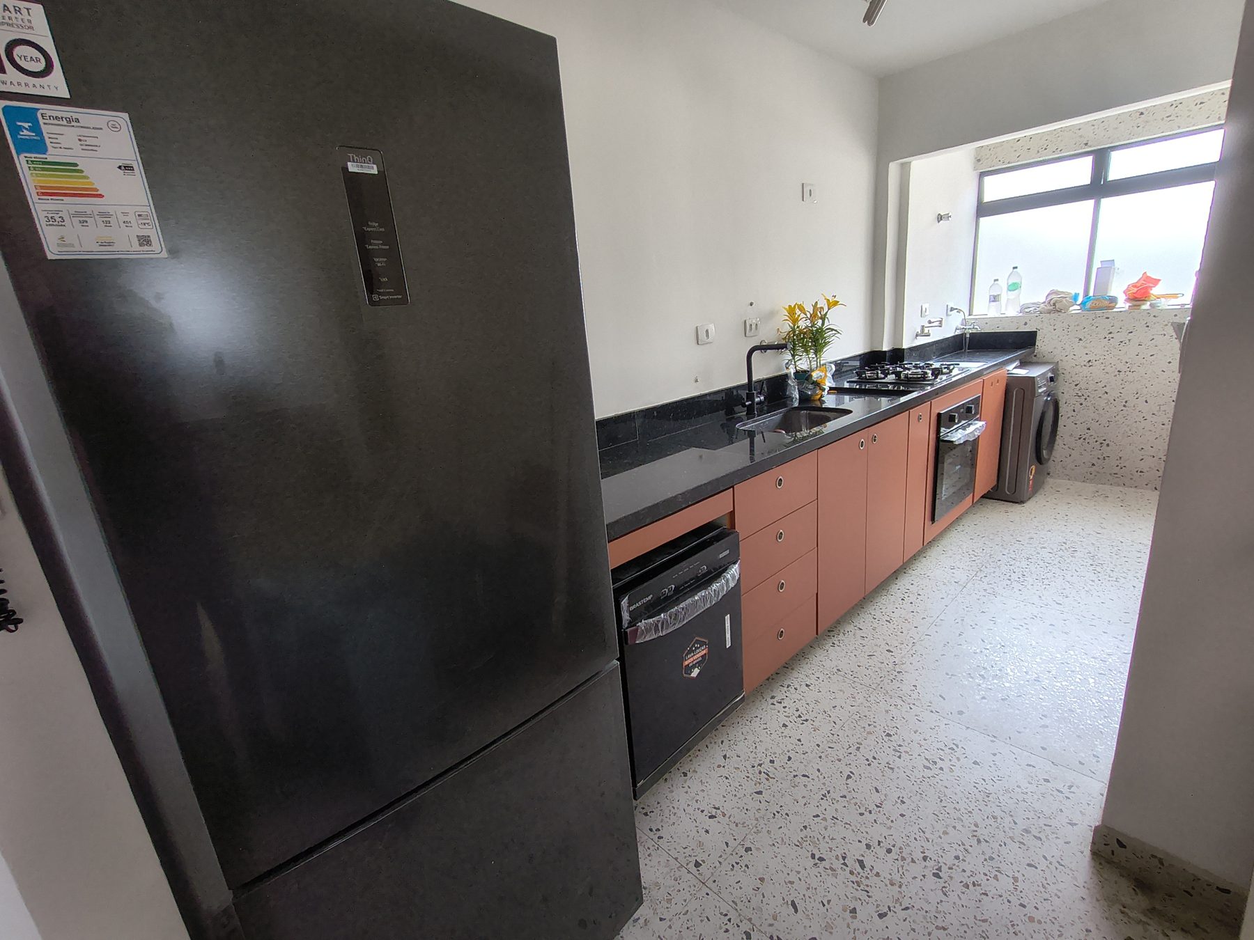 Cozinha e Banheiro Completo, Ambientes Integrados por Aluma Planejados