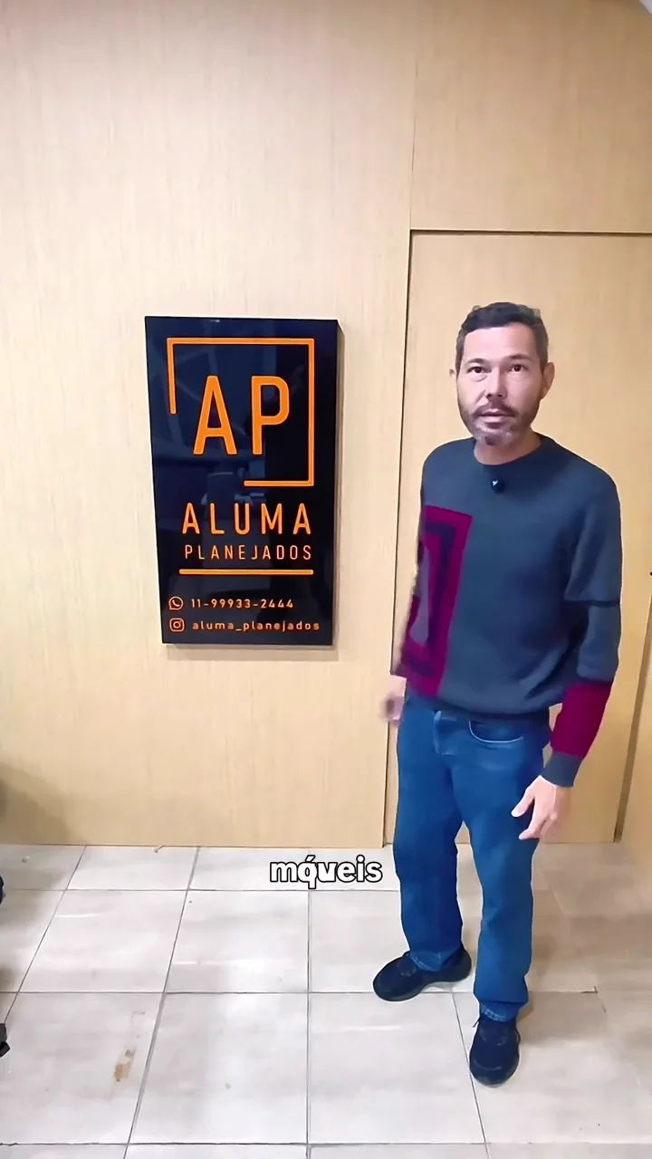 Luiz apresentando a linha infantil da Aluma Planejados