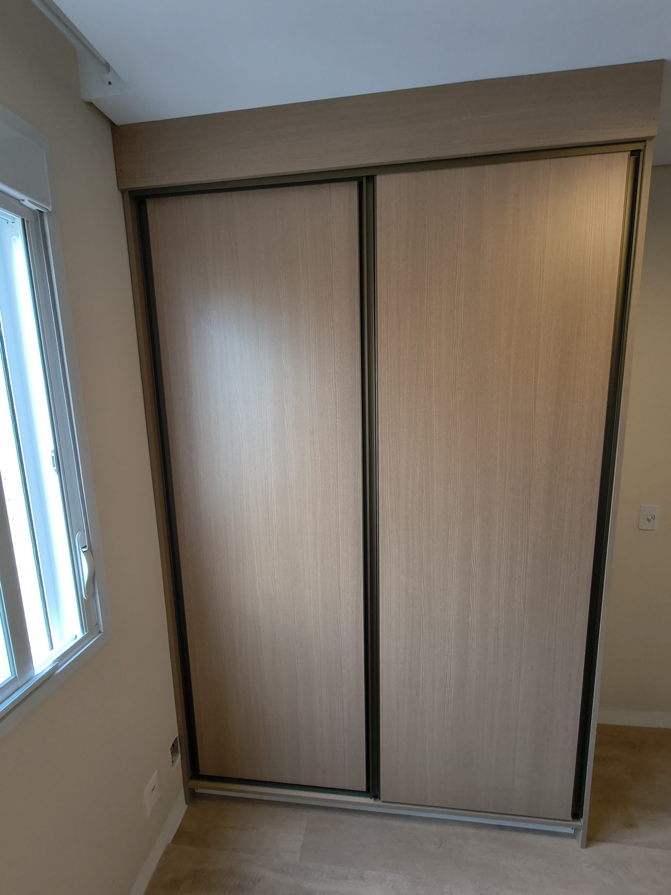 Guarda-Roupa Amadeirado com Portas de Correr, Dormitórios por Aluma Planejados, foto 3