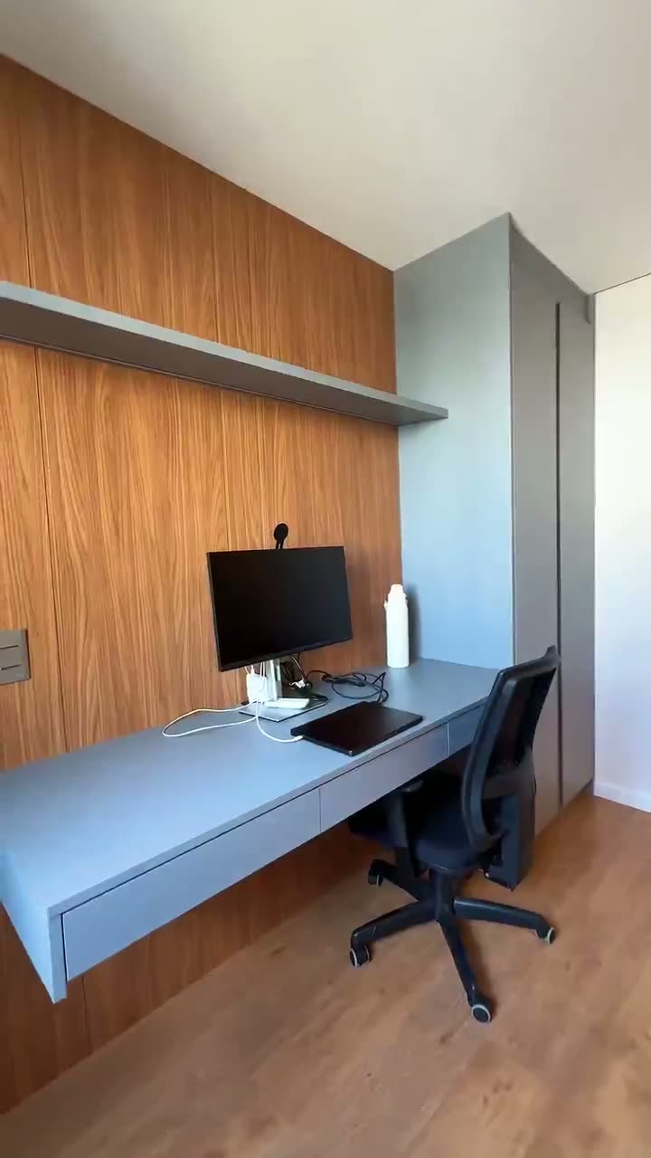 Home Office com Painel Amadeirado e LED Integrado, Home Office por Aluma Planejados