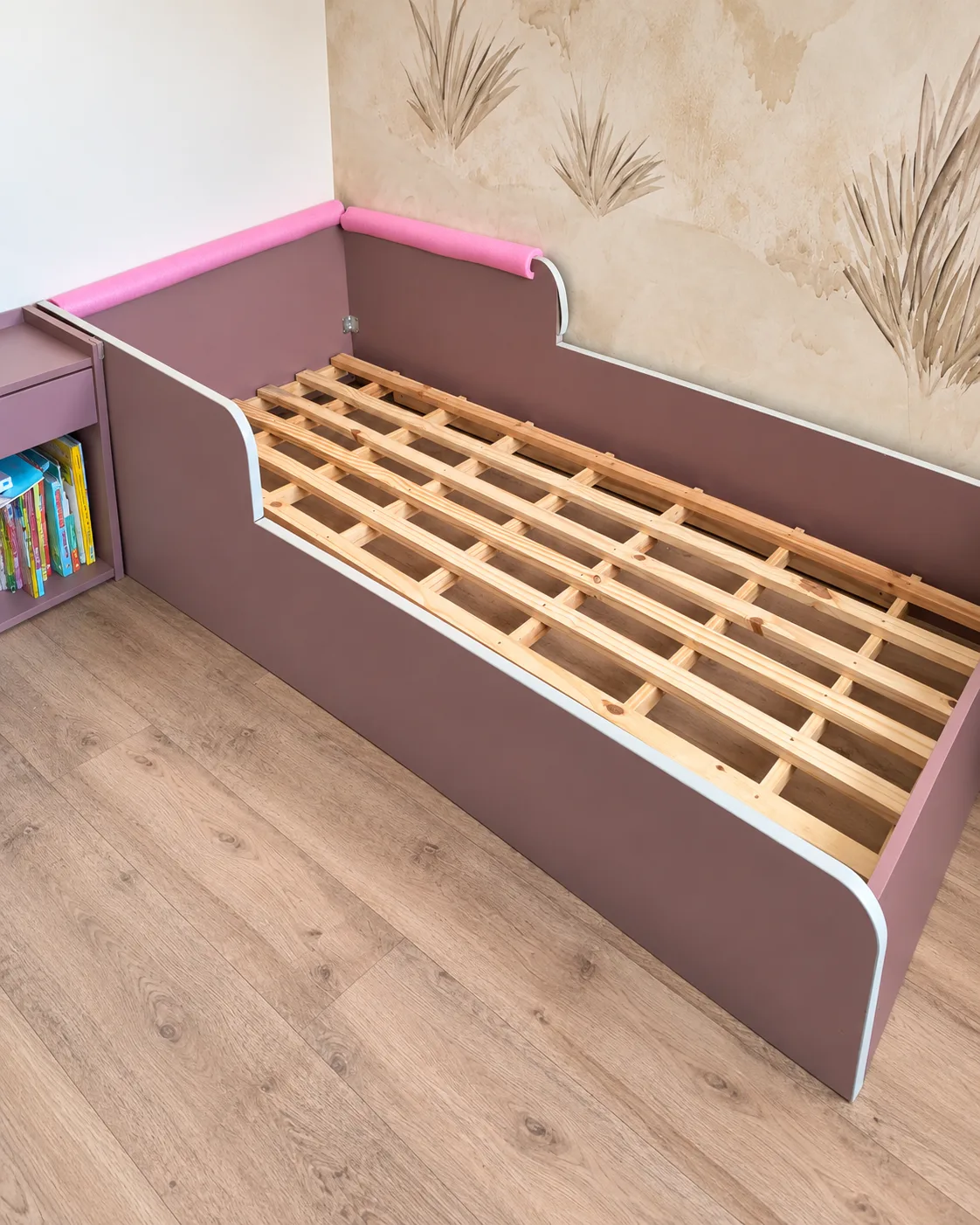 Cama Montessoriana malva com ripas de pinho — outro ângulo